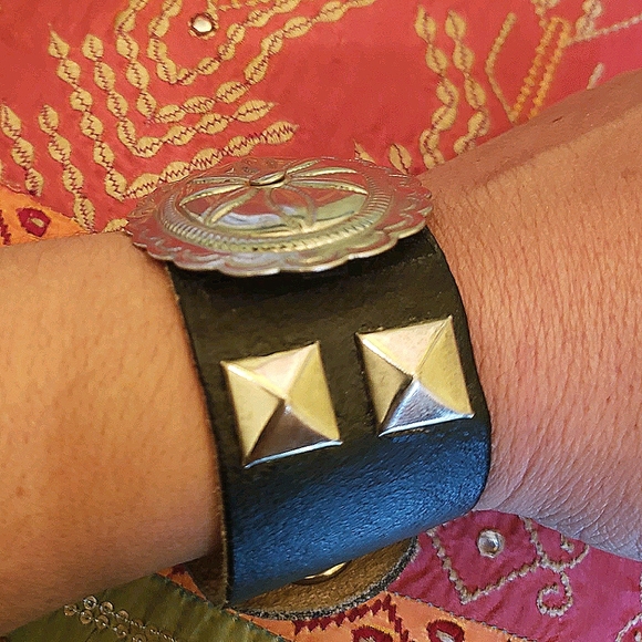 Chunky Bracelet Concho Vegan Leather & Spikes - Picture 3 of 5